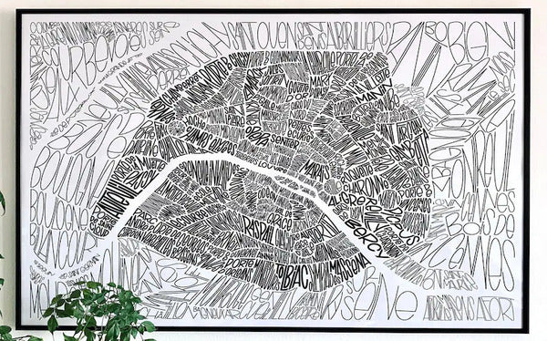 affiche du plan de Paris avec l'écriture du nom des quartiers en noir et blanc