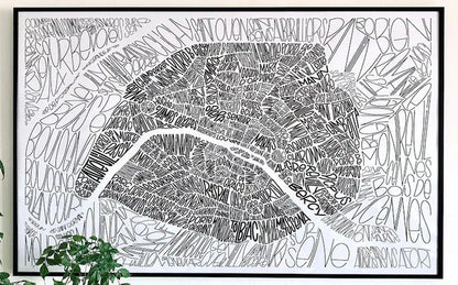 affiche du plan de Paris avec l'écriture du nom des quartiers en noir et blanc