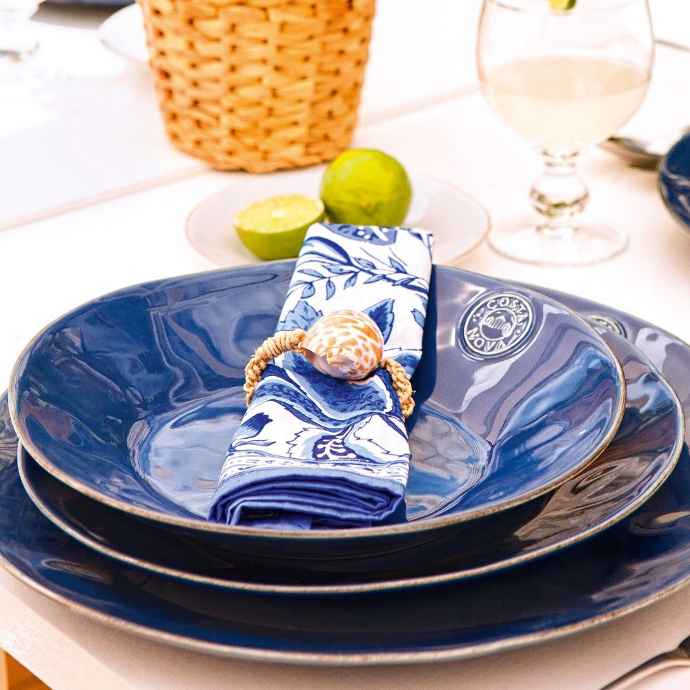 une assiette à diner bleu denim lumineux diamètre 27 complétée par les assiettes à dessert et à soupe. ambiance tropicale.Maison gabin decoration. 