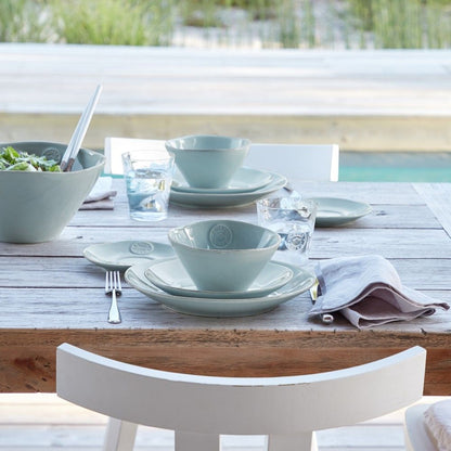 belle vaisselle turquoise dressée sur une table avec les assiettes à diner et à dessert, bol et saladier de la même couleur. Maison gabin decoration