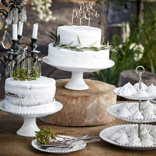 une assiette à gateaux sur pied blanche avec perles, d'un diamètre de 28cm pour votre mariage, anniversaire, moments de fête. Maison gabin decoration