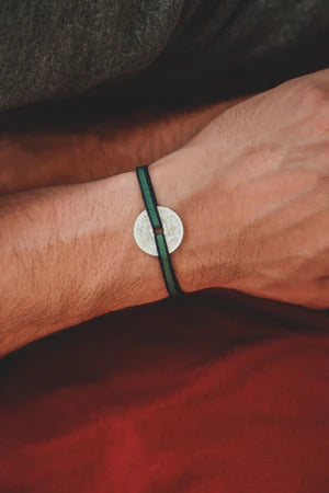 un bracelet avec un cordon élastique réglable vert et liseret noir et sa piece française le sou en étain. Maison gabin décoration