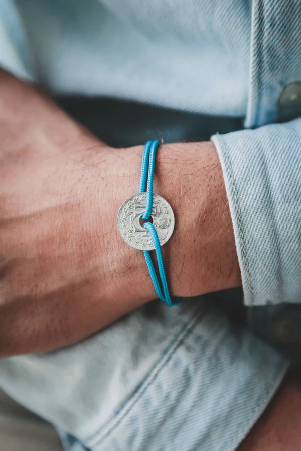 un bracelet unisexe bleu ciel ajustable à tous les poignets avec une pièce française le sou. Maison gabin décoration