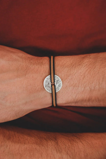 un bracelet unisexe avec une piece de monnaie le sou et son cordon élastique ajustable couleur ambre et liseret noir. Maison gabin décoration