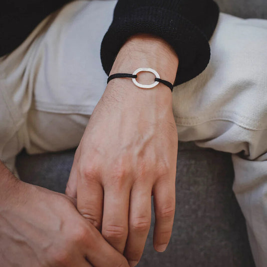 bracelet avec un cordon noir et une pièce de 10 francs plaqueé argent 925