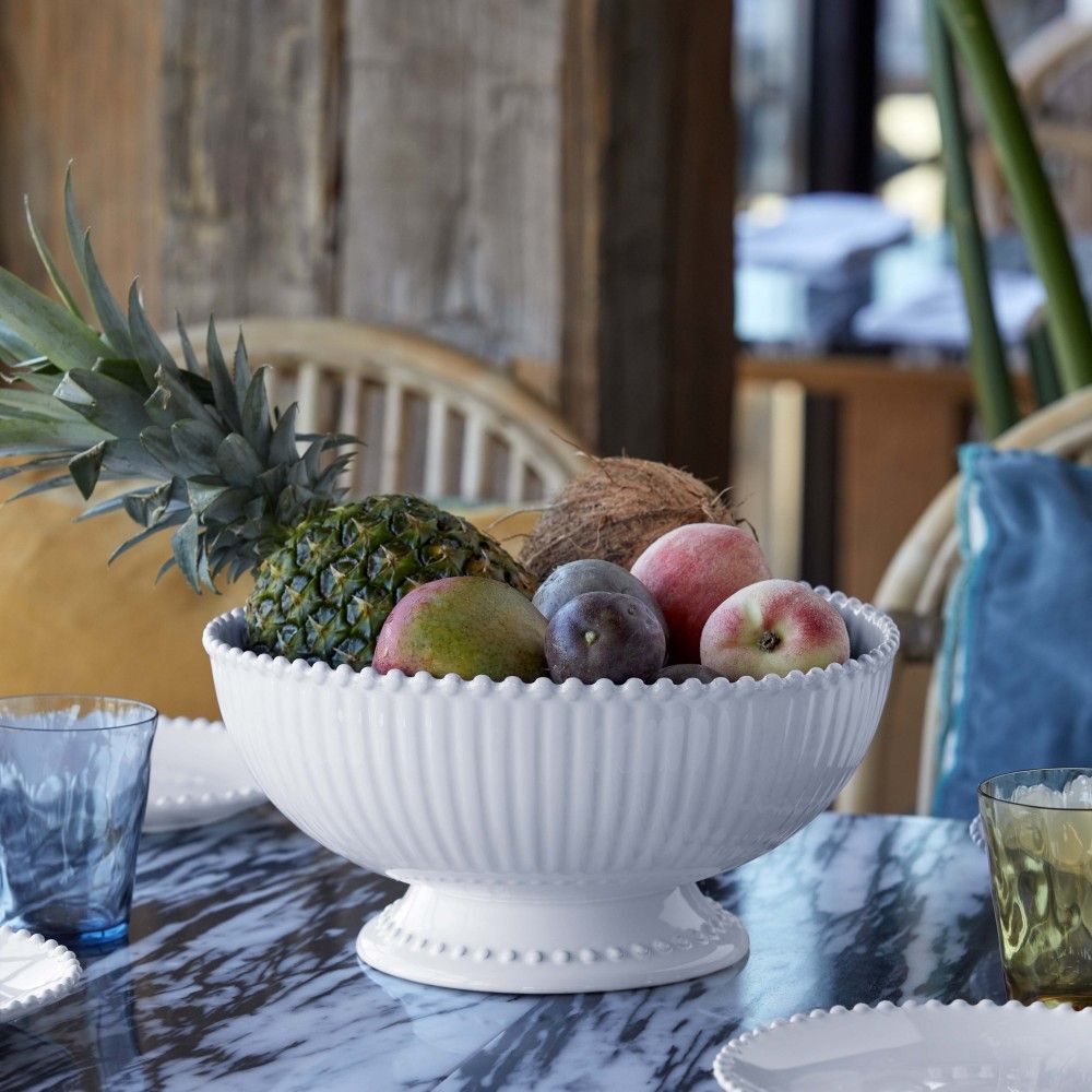 un centre de table blanc, rainuré, avec perles sur le rebord à utiliser comme plat ou coupe à fruits, d32cm. Maison gabin décoration