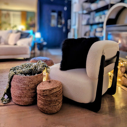 fauteuil en tissu bouclette blanc et une struture en bois foncé profonde et confortable