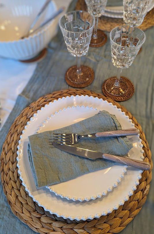 un chemin de table bleu menthe 100%lin posé sur une nappe blanche en lin avec une serviette belu mint. Maison Gabin Décoration