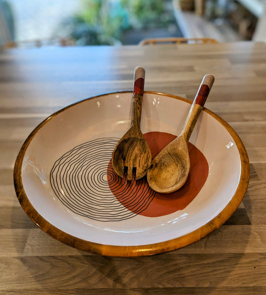 une coupe en bois de manguier avec un intérieur vernis alimentaire, de couleur terracotta et ses couverts en bois. Maison Gabin Décoration