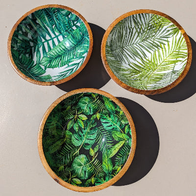 3 coupes, saladiers aux motifs différents : feuillage dense ou plus clairsemé, vert rappelant l'exotisme du bois. Maison Gabin décoration