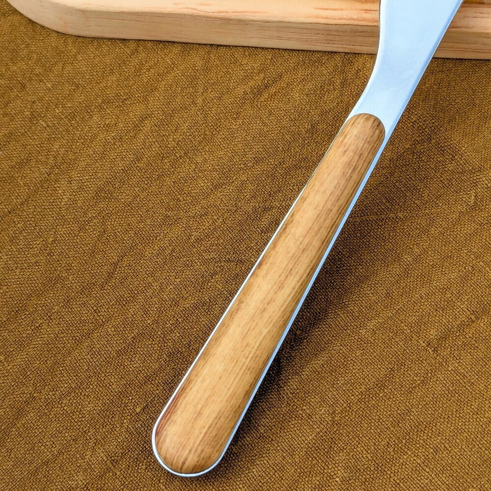 couteau à beurre en inox et manche avec imprimé bois clair.