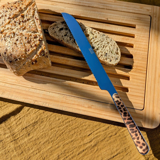 couteau à pain en inox avec manche imprimé léopard.