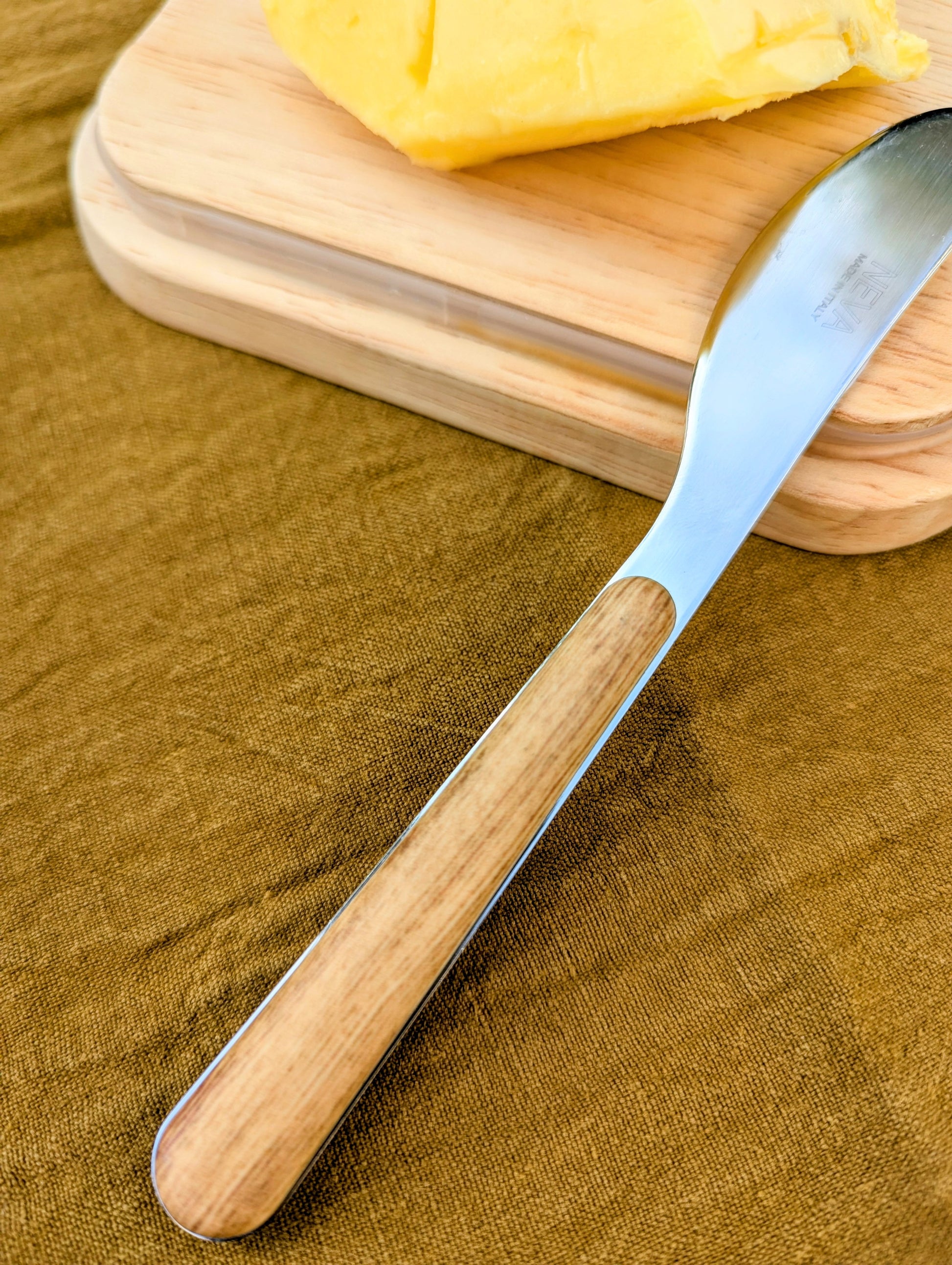 couteau à beurre en inox et manche avec imprimé bois clair. Maison Gabin décoration