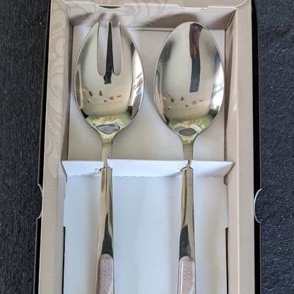 set à salade est présenté dans une boite, Cette grande cuillère et sa fourchette seront idéales pour servir vos salades.