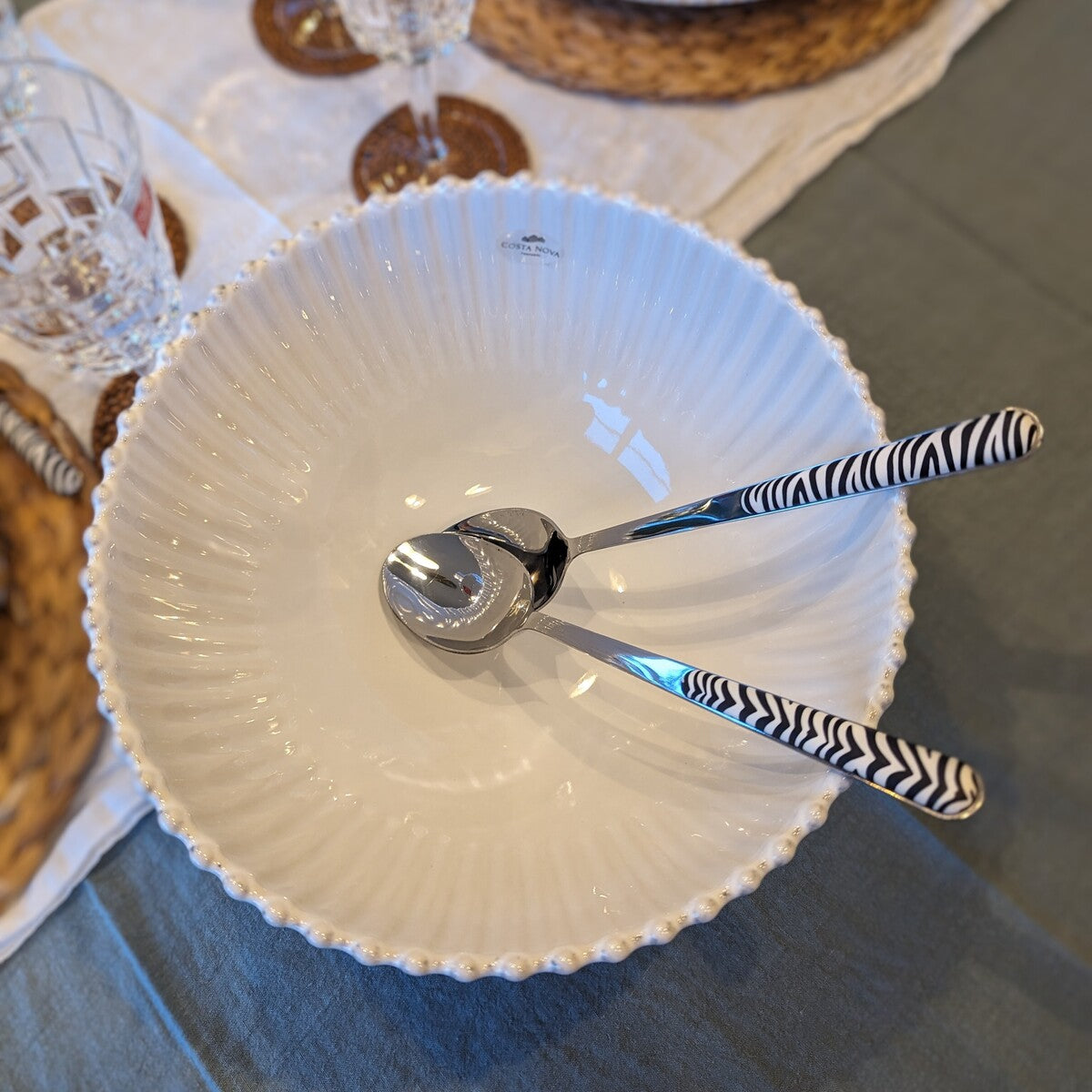 Apporter une touche d'originalité à votre table avec ce set de 2 couverts à salade avec un imprimé zebre