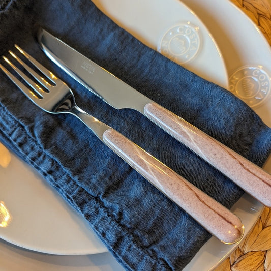 fourchette et couteau en inox du set de 24 pièces avec un manche imprimé pierre pour embellir votre table.