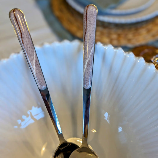 set de 2 couverts à salade : une grande cuillère et une fourchette en inox et son manche en plastique effet pierre