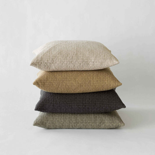 ensemble de 4 housses en coton de couleur beige, marron, noir et vert 50x50cm, aspect gaufré