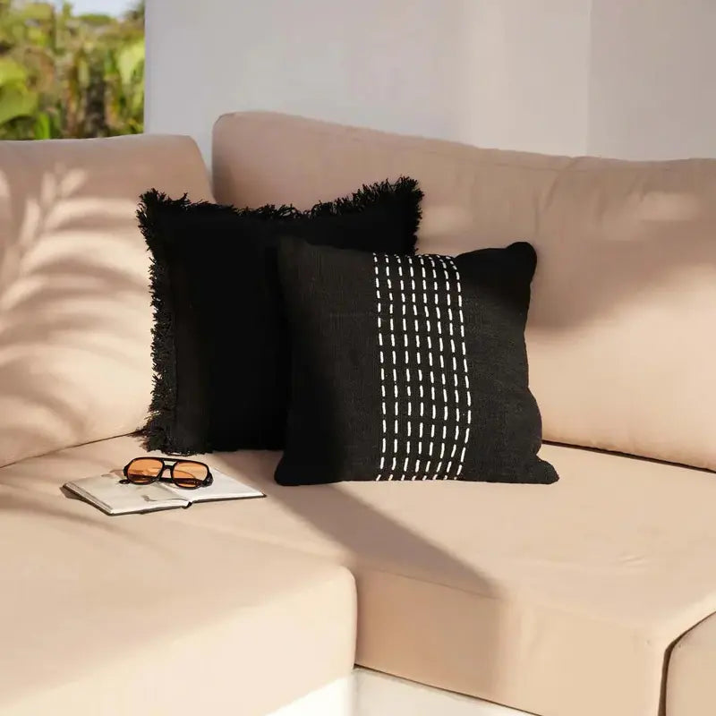 Housse décorative Drizle – design contemporain élégant

Coussin moderne noir et blanc Drizle pour salon

Décoration intérieure Toulon
