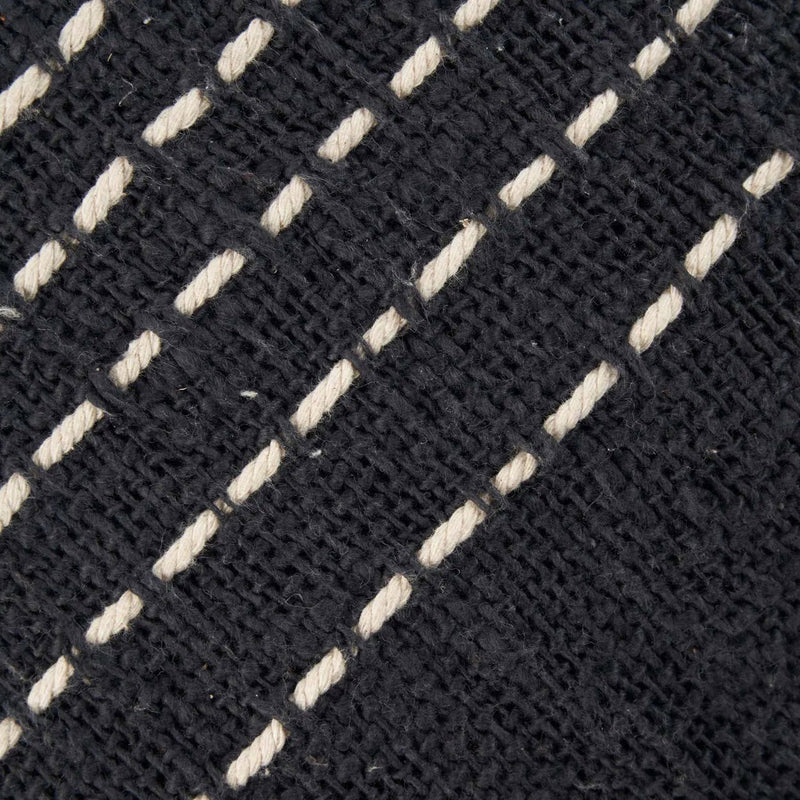 Vue rapprochée de la housse Drizle noir et blanc

Housse décorative Drizle – design contemporain élégant

Coussin moderne noir et blanc Drizle pour salon

Housse de coussin Drizle Noir Blanc – style raffiné