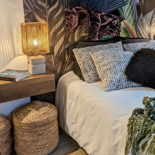 lampe à poser en céramique blanc et son abat-jour en jute naturel - maison gabin décoration
