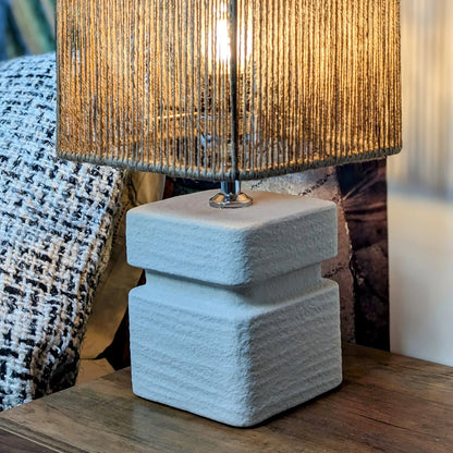 lampe à poser abat jour en cordes et pied en céramique blanc - maison gabin décoration