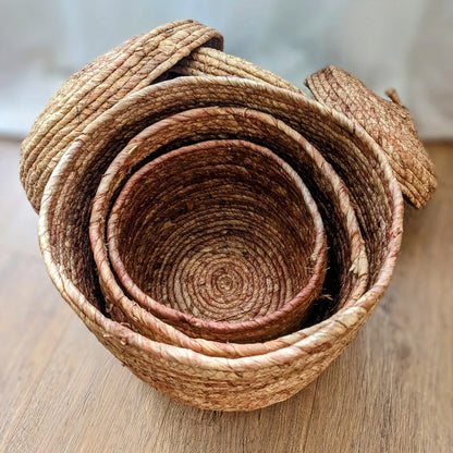 3 paniers en fibres naturelles et leur couvercle-maison gabin decoration
