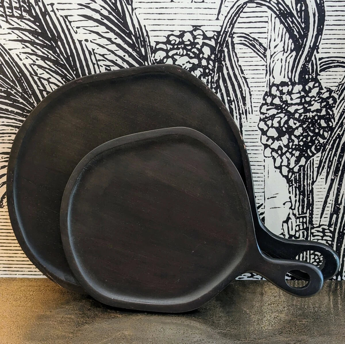 planche à découper ronde irrégulière en bois noir - maison gabin décoration