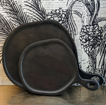 planche à découper ronde irrégulière en bois noir - maison gabin décoration