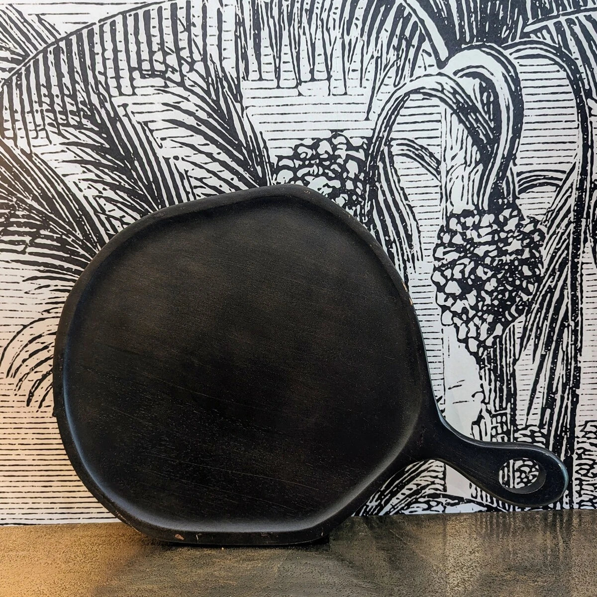 planche à découper ronde en bois exotique - maison gabin décoration