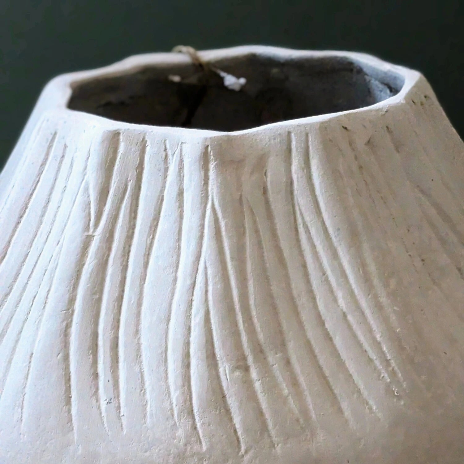 pot en papier mâché blanc et son ouverture striée-décoration intérieure Toulon
