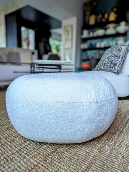 Pouf galet en tissu bouclé