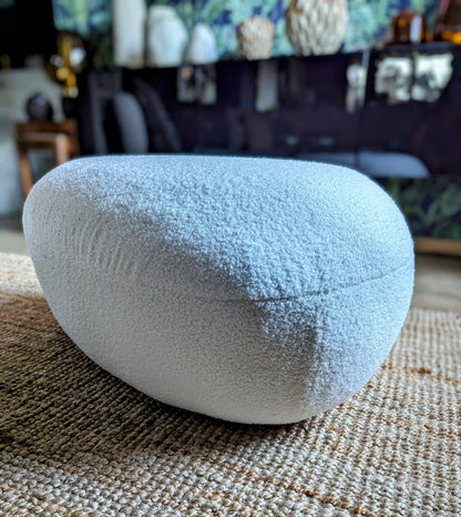 Pouf galet en tissu bouclé