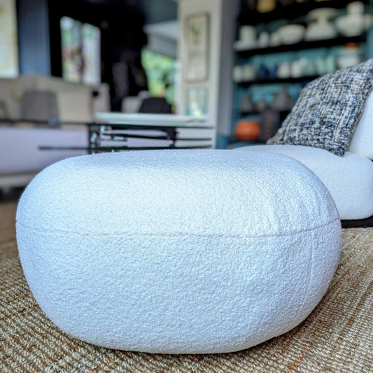 pouf blanc bouclette en forme de galet - maison gabin décoration