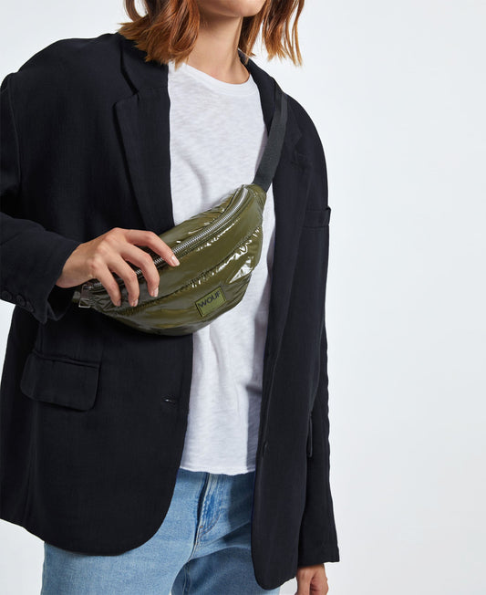 sac banane matelassé vert olive - maison gabin décoration