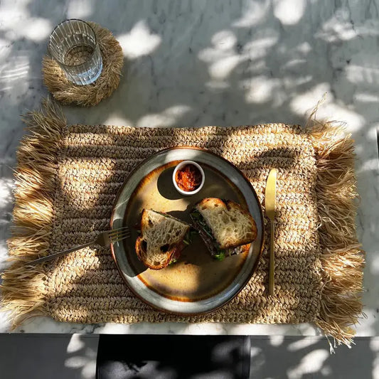 Set de table rectangulaire en raphia naturel

Set de table avec franges décoratives

Boutique en ligne décoration maison

Accessoire de table artisanal chic