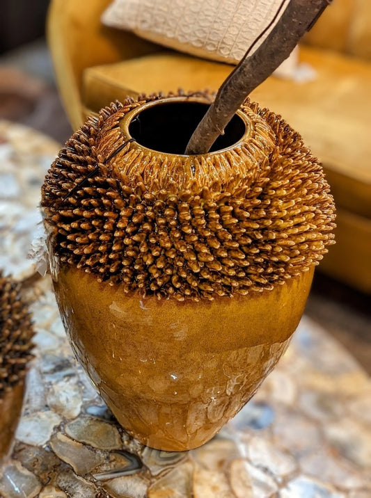 grand vase déco en céramique marron en forme de noisette - maison gabin décoration