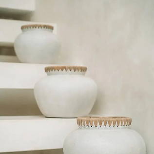 Vue rapprochée du Vase Styly en terre cuite et raphia naturel taille S

Petit vase moderne Styly S en terre cuite et raphia naturel

Vase décoratif contemporain en terre cuite et raphia naturel – Styly S

Détail du Vase Styly terre cuite et raphia Naturel S pour déco minimaliste