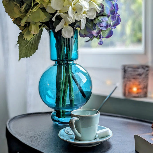 vase boule en verre bleu transparent - maison gabin décoration