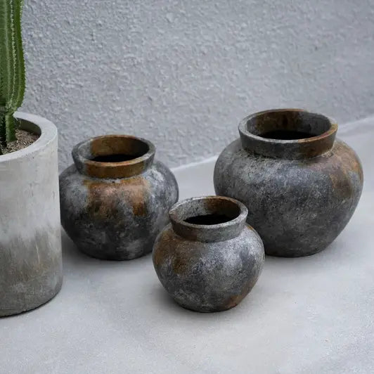 Vase en béton gris élégant

