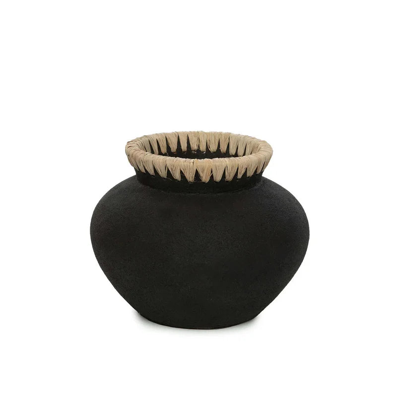 Vase Styly noir naturel S

Petit vase décoratif design

Décoration intérieure contemporaine