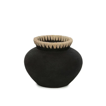 Vase Styly noir naturel S

Petit vase décoratif design

Décoration intérieure contemporaine
