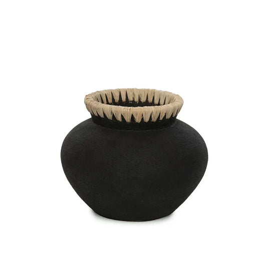 Vase Styly noir naturel S

Petit vase décoratif design

Décoration intérieure contemporaine