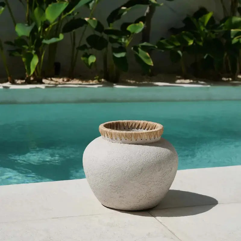 Vue rapprochée du Vase Styly en terre cuite blanc et raphia naturel taille S

Petit vase moderne Styly S en terre cuite blanc et raphia naturel

Vase décoratif contemporain en terre cuite blanc et raphia naturel – Styly S

Détail du Vase Styly terre cuite blanc et raphia Naturel S pour déco minimaliste