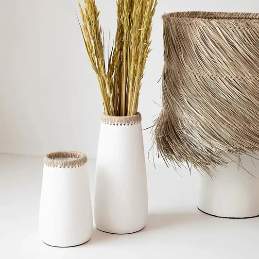 Vase Sneaky blanc naturel moderne L

Vase contemporain terre cuite blanc et raphia

Décoration intérieure Toulon
